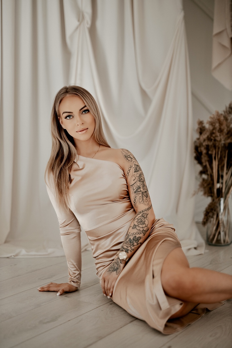 Kuldse Marlee kleidiga