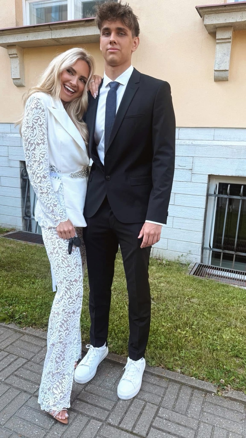 Valge pitsist kostüüm