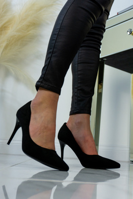 Melnas zamšādas kurpes