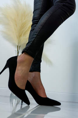 Melnas zamšādas kurpes