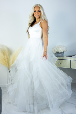 Pipa balta maxi kleita ar asimetriskiem tilla svārkiem