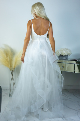 Pipa balta maxi kleita ar asimetriskiem tilla svārkiem