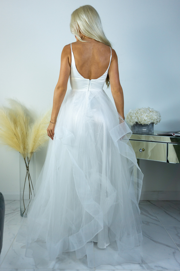 Pipa balta maxi kleita ar asimetriskiem tilla svārkiem