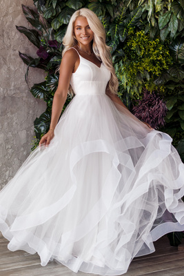 Pipa balta maxi kleita ar asimetriskiem tilla svārkiem