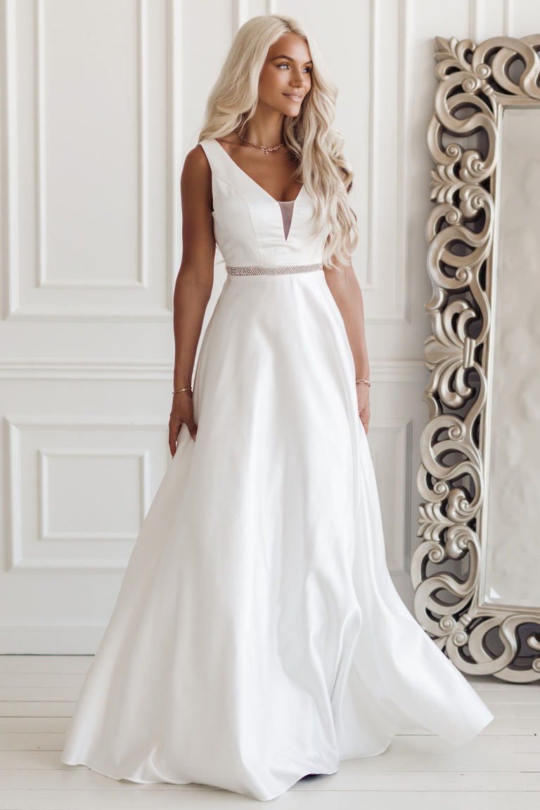 Balta kāzu kleita ar izrotātu ņieburu Viktorija