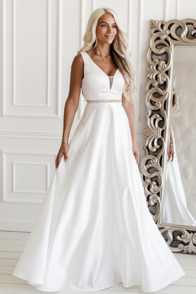 Balta kāzu kleita ar izrotātu ņieburu Viktorija