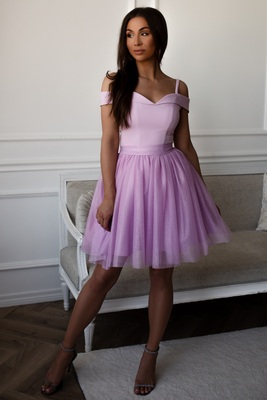 Zoey mini izlaiduma kleita ar ceriņu krāsas tilla svārkiem