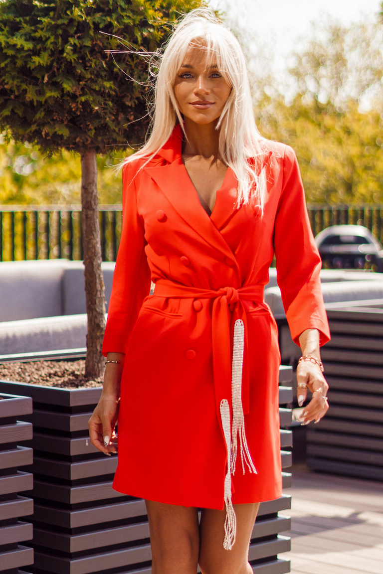 Koraļļu sarkana bleizera kleita ar greznu jostu