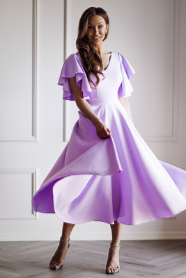 Grezna ceriņu krāsas midi kleita ar volānu piedurknēm Loreen