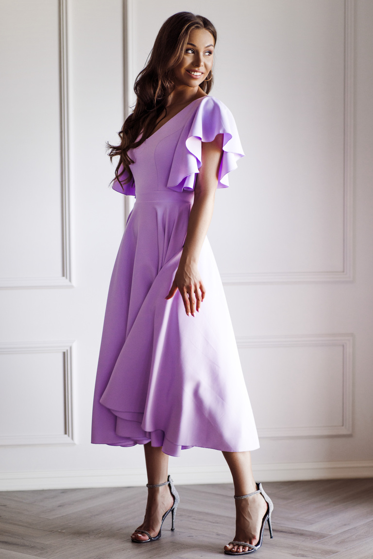 Grezna ceriņu krāsas midi kleita ar volānu piedurknēm Loreen