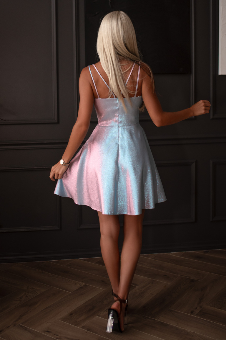 Hameleona toņa gaiši zilā un rozā izlaiduma kleita Dena