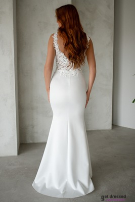 Balta izrotāta top kāzu kleita Adeelei