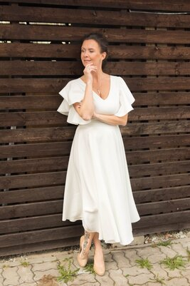 Balta grezna midi kleita ar volānu piedurknēm Loreen