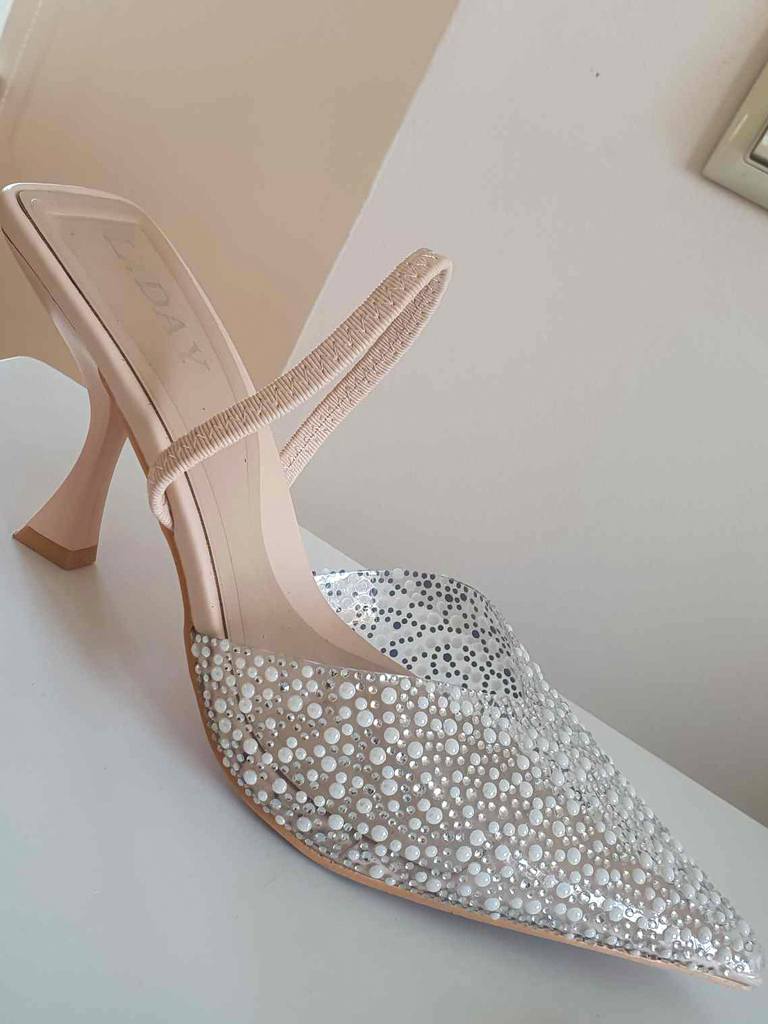 Kurpes ar šampanieša toni ar kalnu strēlni