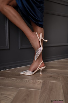 Kurpes ar šampanieša toni ar kalnu strēlni