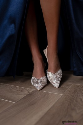 Kurpes ar šampanieša toni ar kalnu strēlni