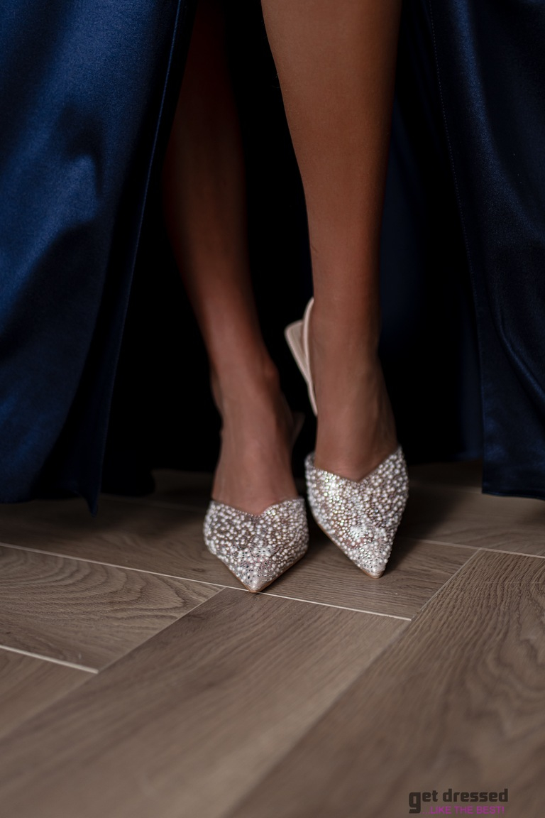 Kurpes ar šampanieša toni ar kalnu strēlni