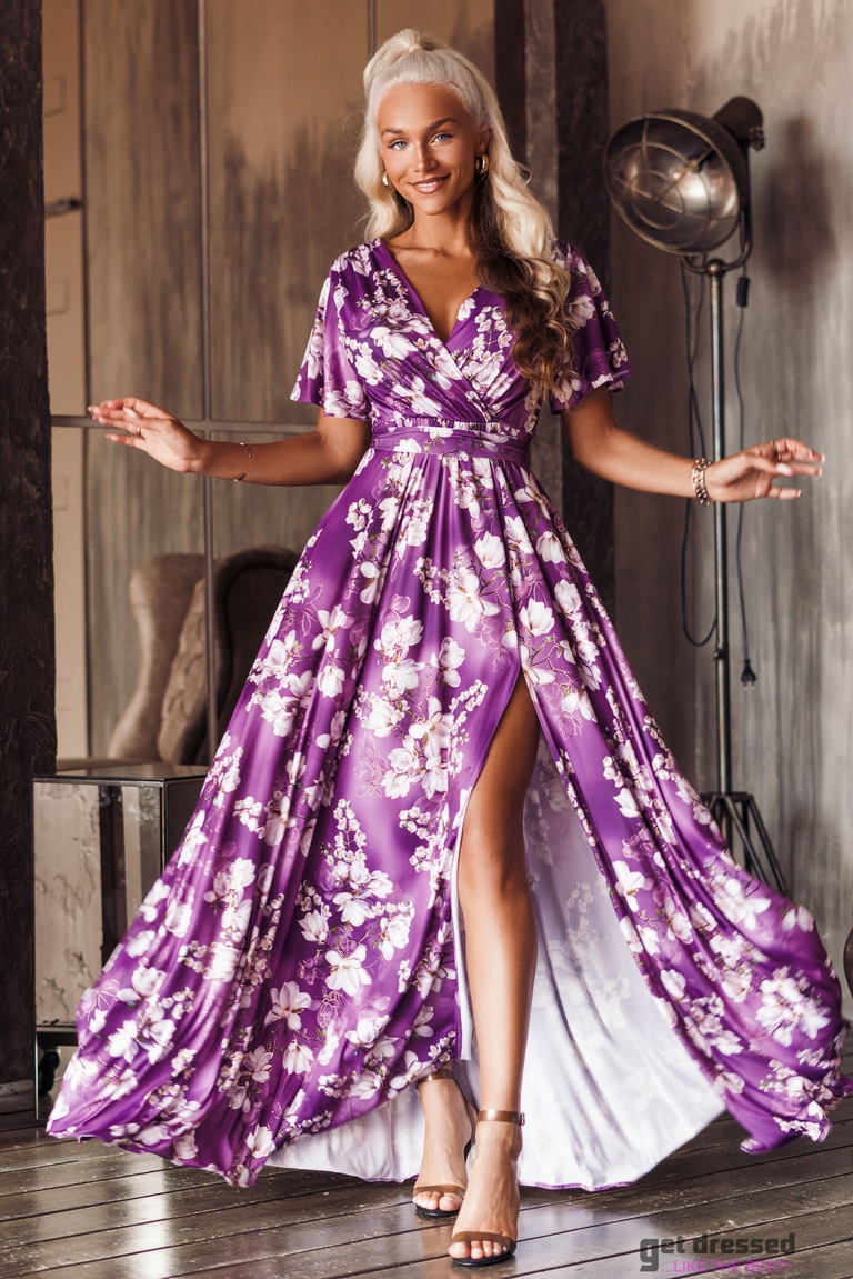 Bella puķaina maxi kleita uz violeta fona