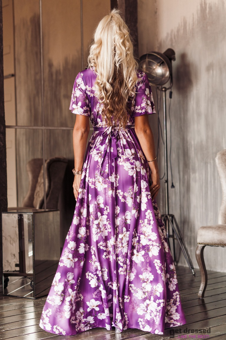 Bella puķaina maxi kleita uz violeta fona