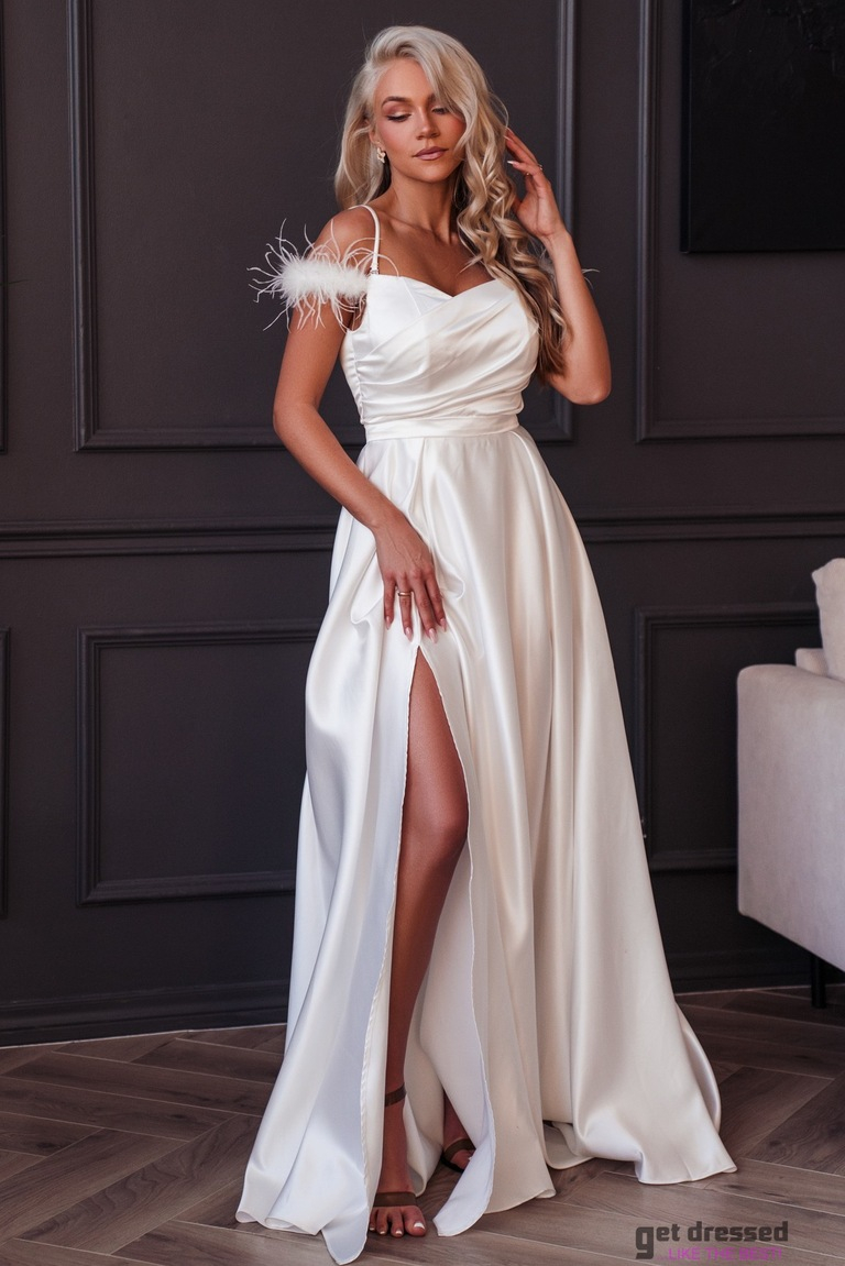 Balta ar spalvām izrotāta kāzu kleita Amina