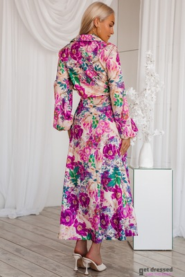 Krekla kleita ar rozā ziediem