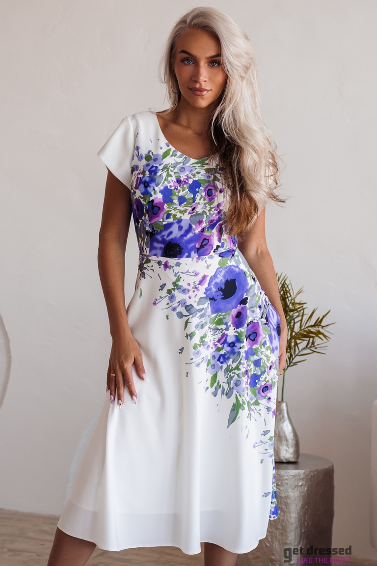 Balta vasaras kleita ar ziedu rakstu