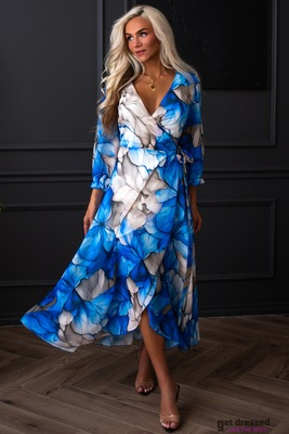 Azize ietinamā kleita zilajos toņos