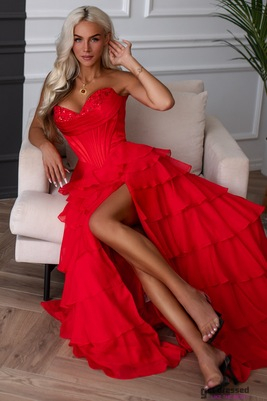 Sarkanā vakarkleita Kertu