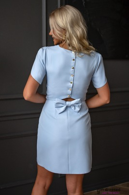 Gaiši zila kokteiļkleita ar bantīti