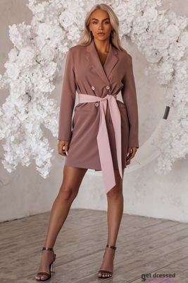 Mocca žakete kleita ar rozā jostu