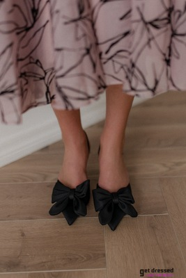 Melni apavi ar bantītēm