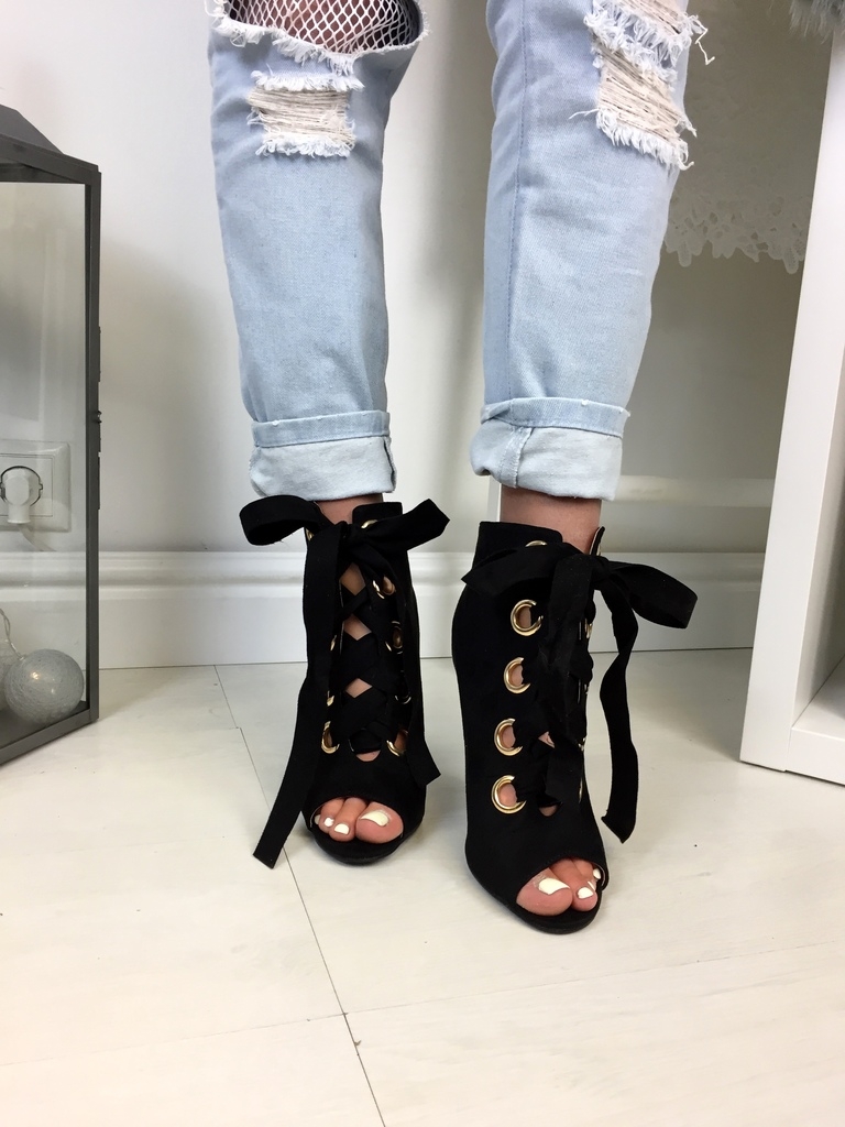 Melnas zamšādas šņorējamas kurpes