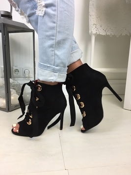 Melnas zamšādas šņorējamas kurpes