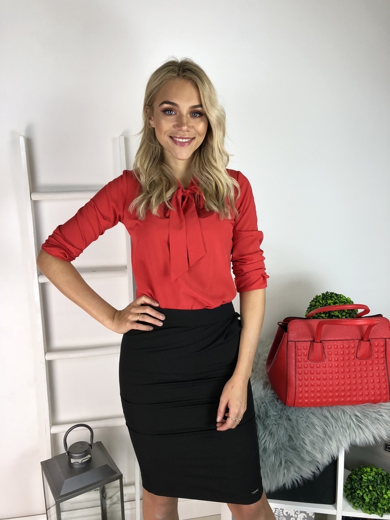 Melni zīmuļsvārki ar volāniem sānos