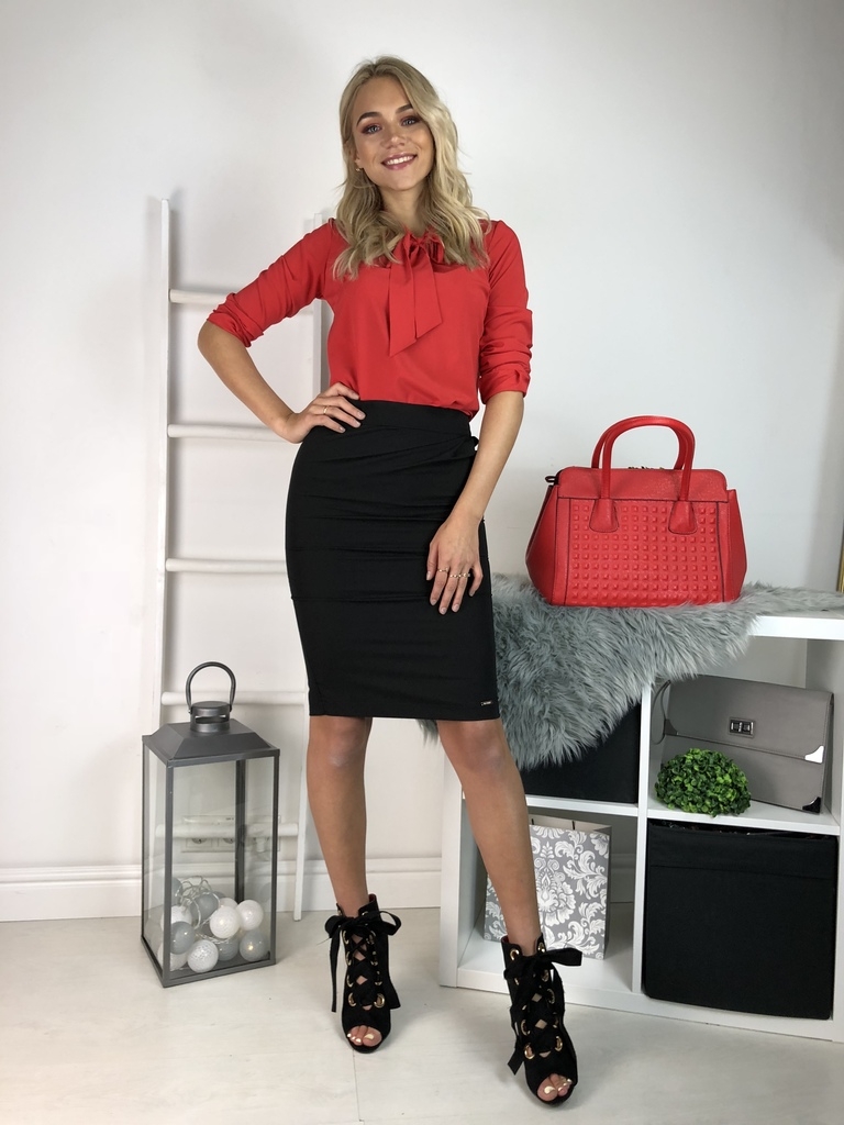 Melni zīmuļsvārki ar volāniem sānos