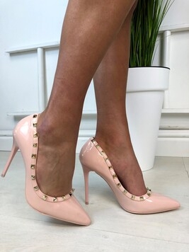 Rozā klasiskas kurpes rotātas ar kniedēm