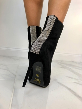 Melni puszābaki, kas dekorēti ar rhinestones