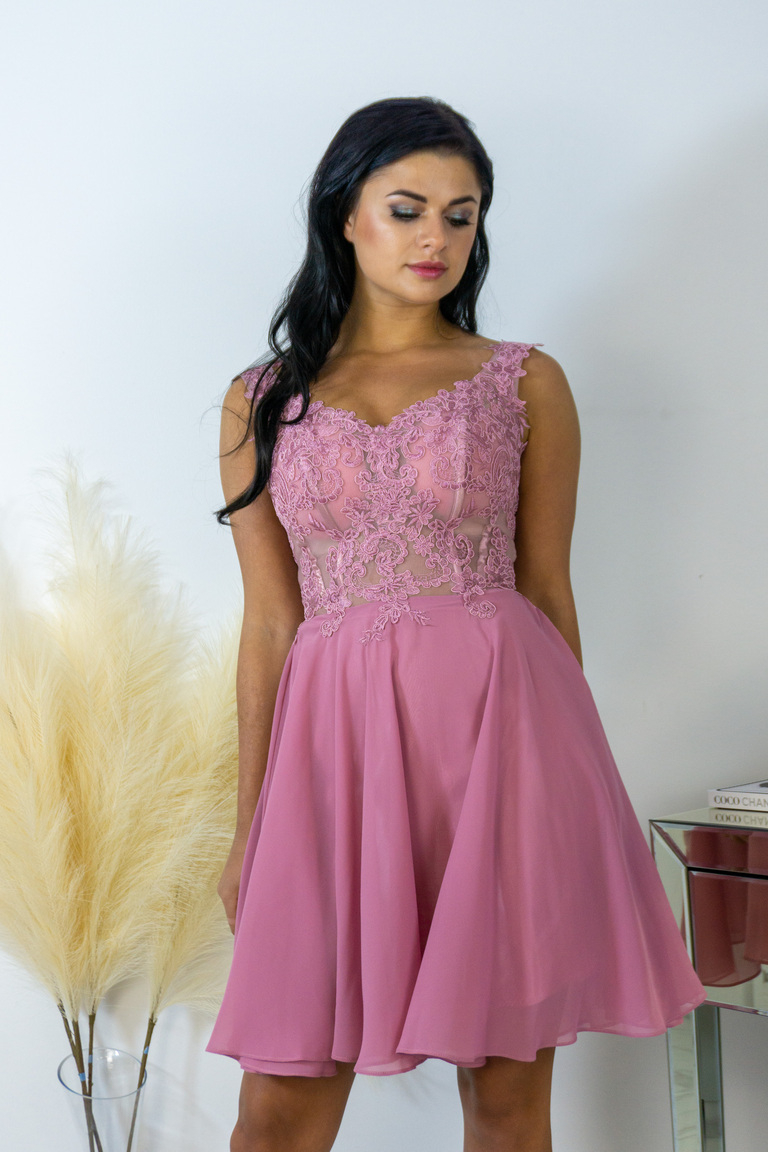Putekļaini rozā šifona kleita ar korsetes muguru