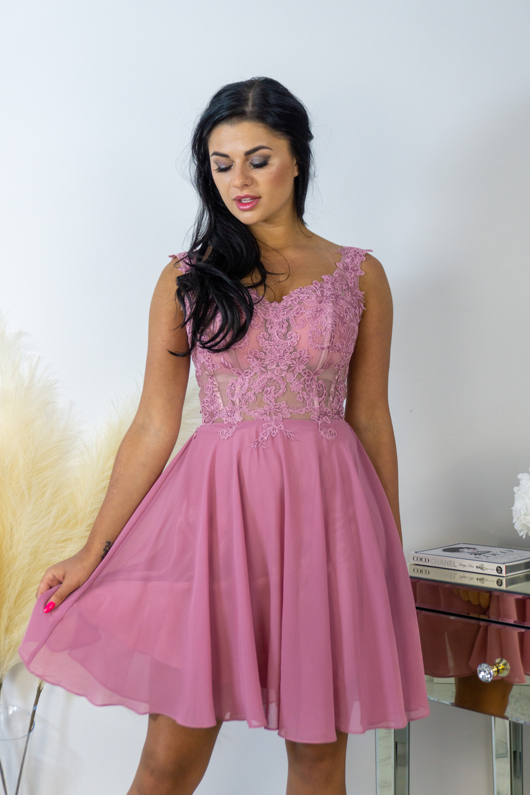 Putekļaini rozā šifona kleita ar korsetes muguru